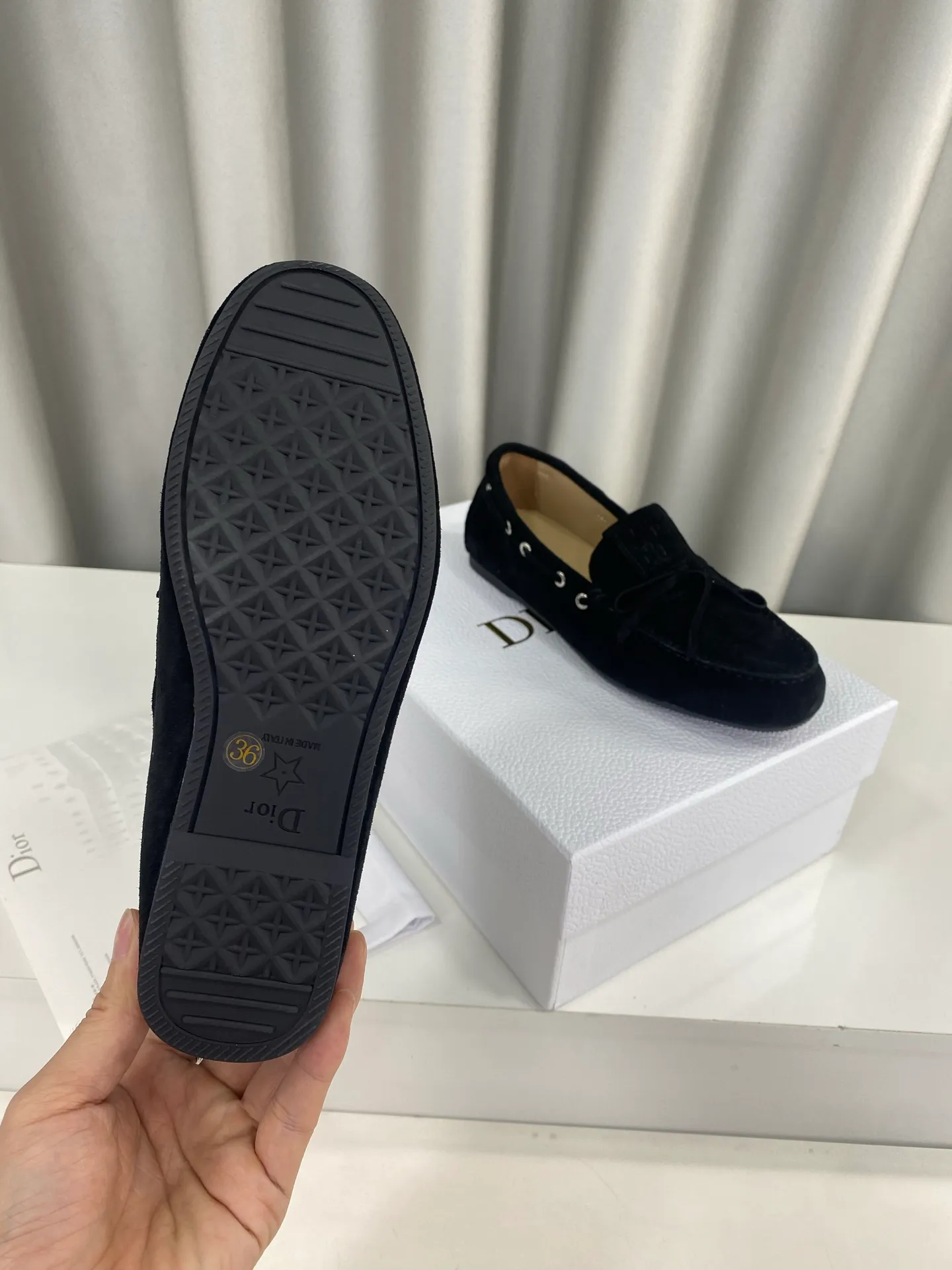 👟👟Ex-factory price 480👟👟 Women's shoes Women's clothing "Exclusive top version" DIOR Dior~25vs spring and summer popular casual flat loafer series... A shoe that does not conflict with shirts, simple partition design, a spring must-have, can be worn with any pants or skirt, very comfortable and beautiful on the feet... ❶Fabric: Original customized cow suede ❷Inner: Original customized sheepskin ❸Feet: sheepskin ❹Outsole: original molded wear-resistant rubber ❺Number of codes: 35-39 (40 customizations are non-refundable) ❻Packaging: Original full set of packaging ☀Color: 5 colors available simultaneously on the official website